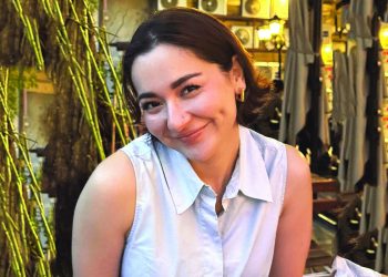 hania posts natural looking photos on social media photo instagram