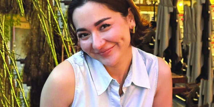 hania posts natural looking photos on social media photo instagram