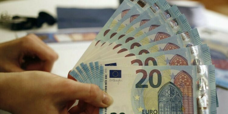 Euro scales one-month top after Germany’s conservatives win, dollar slumps - Markets
