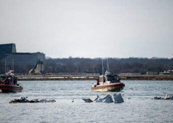 Investigators seek to salvage aircraft after deadly Washington crash