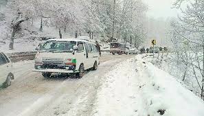 Murree Faces Heavy Snowfall, Road Clearance Operations In Full Swing
