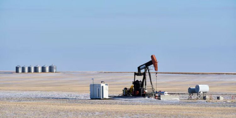 Oil prices fall on rising US crude stocks, hawkish Fed comments