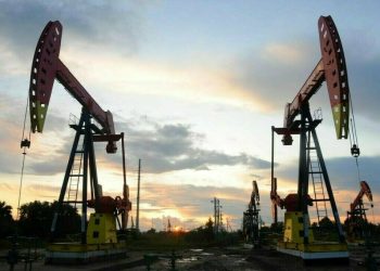 Oil set for third straight weekly decline amid tariff concerns