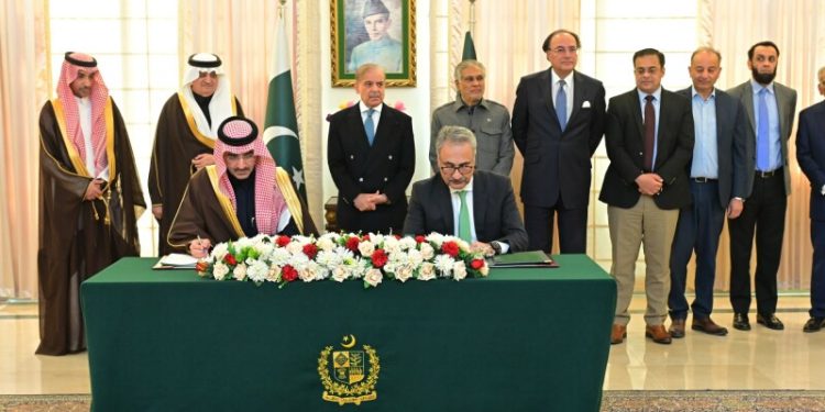 Pakistan signs $1.2bn Saudi oil facility on deferred payment