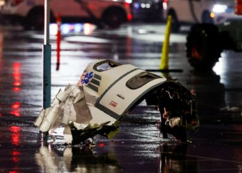 Small medevac plane crashes in Philadelphia with child, 5 others on board