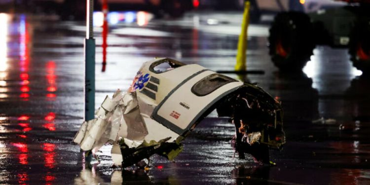 Small medevac plane crashes in Philadelphia with child, 5 others on board