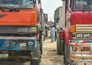 Traffic accident involving heavy vehicle claims another life in Karachi