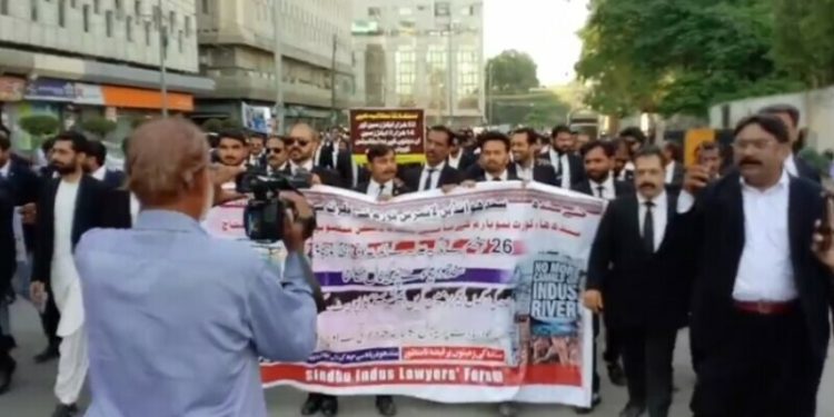 Lawyers’ protest against controversial canal projects triggers traffic disruption in Karachi