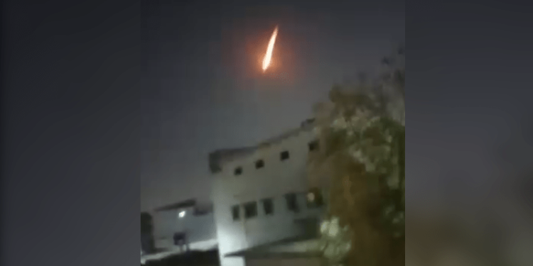 Citizens spot streaks of light over Karachi sky, suspect meteor sightings