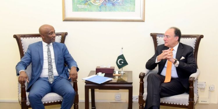 Aurangzeb, UN officials discuss debt management, climate financing