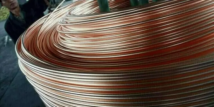 Copper falls on stronger slip