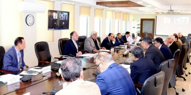 Govt recognises ‘critical role’ of textile industry, Aurangzeb tells APTMA