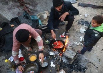 Israel blocks aid into Gaza as ceasefire standoff escalates