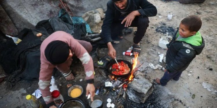 Israel blocks aid into Gaza as ceasefire standoff escalates