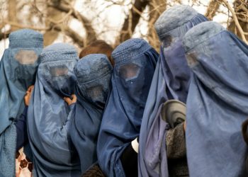 New generation of Afghan women shift from burqa