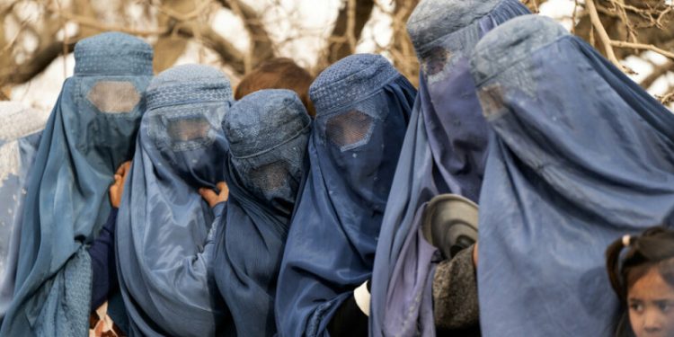 New generation of Afghan women shift from burqa