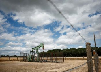 Oil prices ease 1% as Ukraine peace talks offset Mideast instability worries