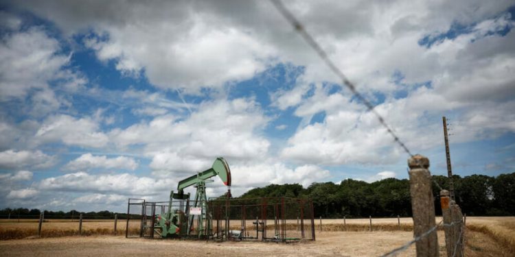 Oil prices ease 1% as Ukraine peace talks offset Mideast instability worries