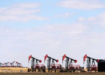 Oil prices edge up, tariff concerns, slowdown fears
