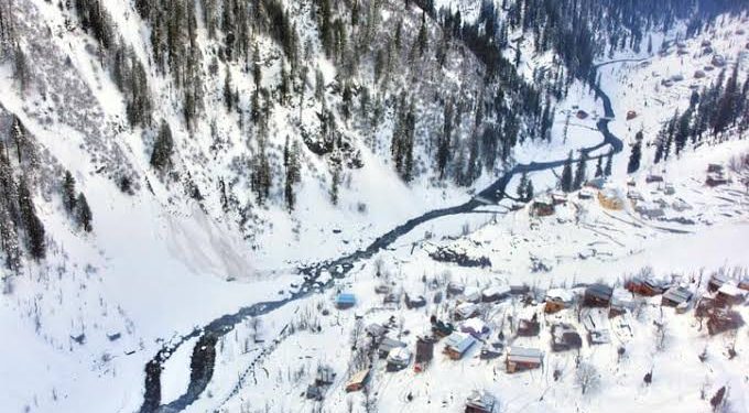 Pak Army Restores Roads Blocked by Landslides and Snow in Neelum Valley