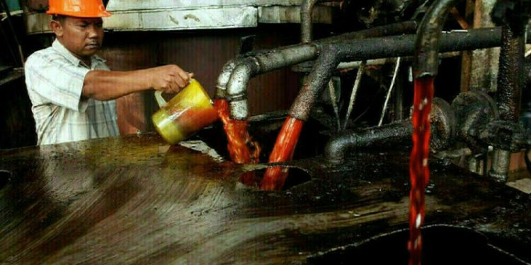 Palm oil trades range-bound, set for monthly gains