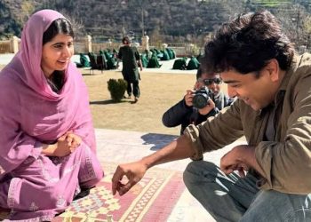 Queen of the Mountains! Shehzad Roy Plays Chess With Malala Yousafzai