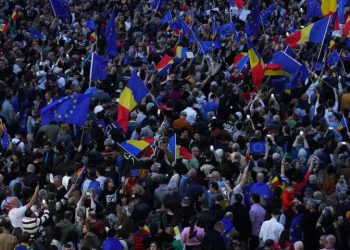 Romanians rally to show support for Europe amid election tensions