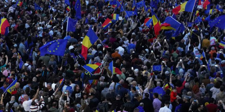Romanians rally to show support for Europe amid election tensions