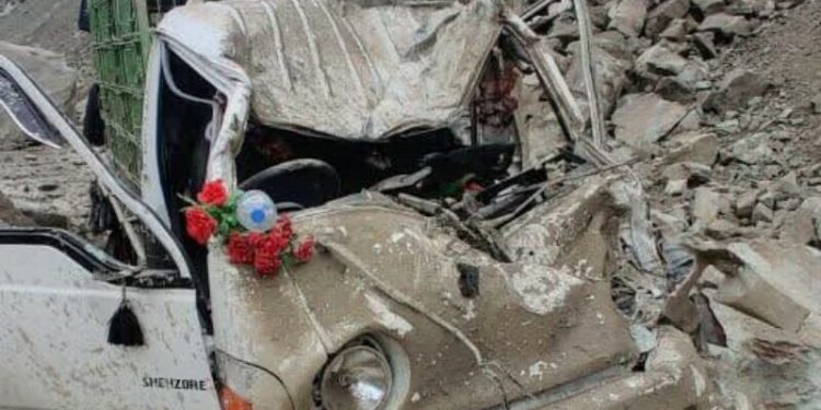 Two brothers dead as landslide hits vehicles in Upper Kohistan