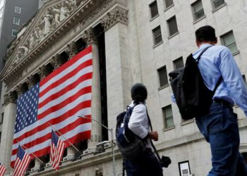 US current account deficit narrows in fourth quarter