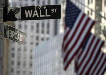 US stocks mostly gain ahead of looming tariff deadline