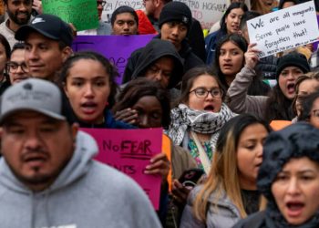 US terminates legal status for 500,000 immigrants