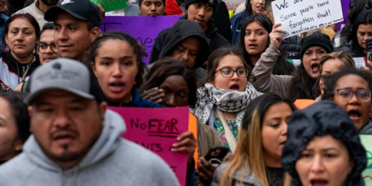 US terminates legal status for 500,000 immigrants