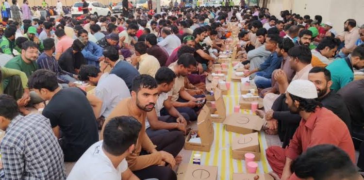 Unity in Ramadan!Non-Muslim Volunteers Join Muslims in Distributing Iftar in Dubai
