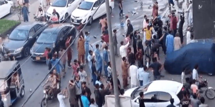 10 people arrested after mob attack on global fast food chain in DHA Karachi: police