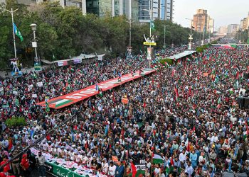 Thousands descend on Karachi’s key roads in solidarity with Palestinians in Gaza