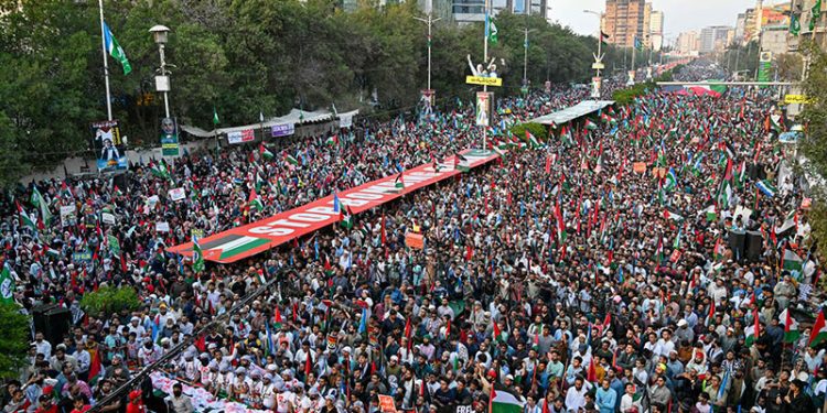 Thousands descend on Karachi’s key roads in solidarity with Palestinians in Gaza