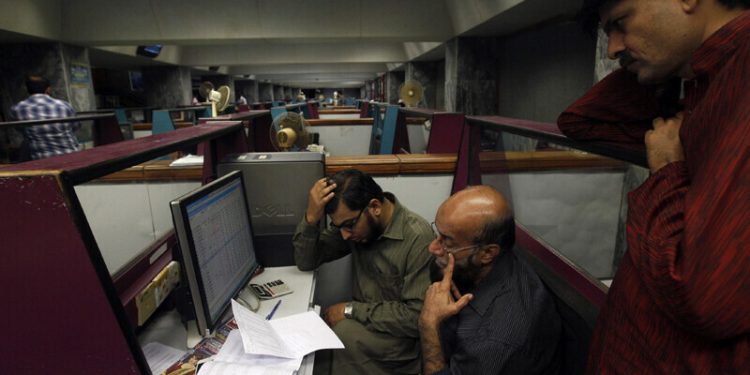 PSX stages partial comeback, KSE-100 settles down 3,900 points