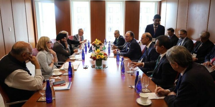 Aurangzeb assures World Bank of govt’s commitment to sustainable economic stability