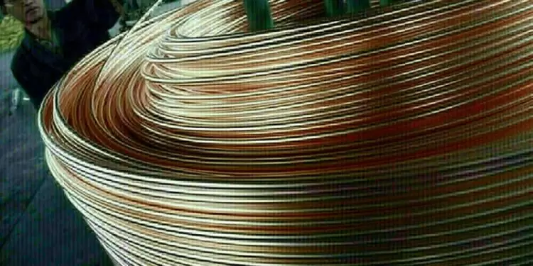 Copper rises with a weaker dollar, focus on US-China trade war risks
