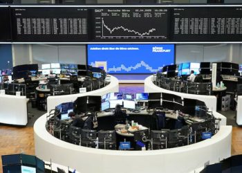 European shares edge higher as earnings roll in, tariff watch continues