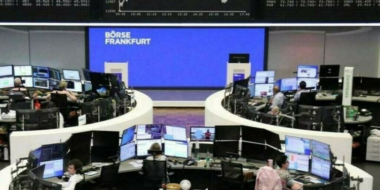 European stock markets extend gains at the open
