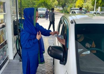 From Homemaker to Furl Attendant! Pakistan’s Sumeera Bibi Breaking Barriers at Male-Dominated Petrol Station