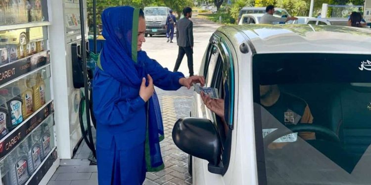 From Homemaker to Furl Attendant! Pakistan’s Sumeera Bibi Breaking Barriers at Male-Dominated Petrol Station