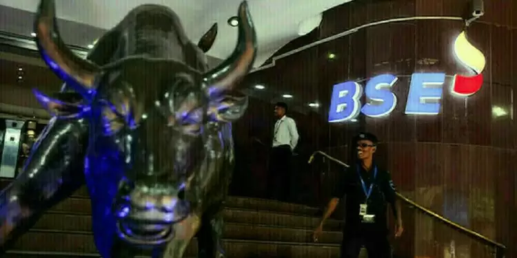 Indian stocks end week lower as IT, commodity shares tank on recession fears