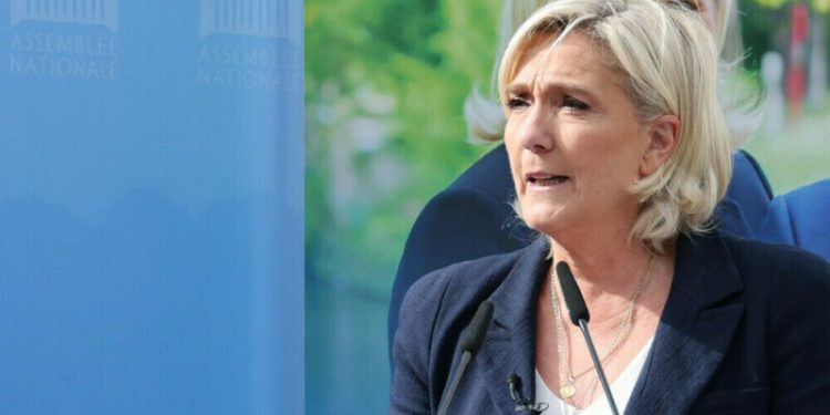 Le Pen slams ‘witch hunt’, vows not to give up at Paris rally