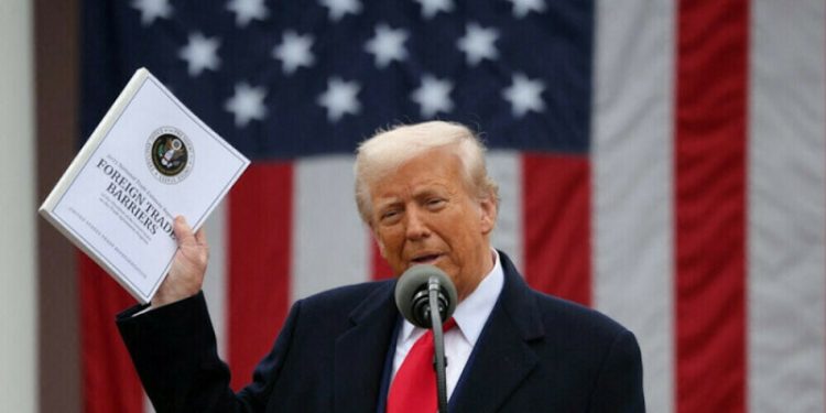 Trump defiant on tariffs