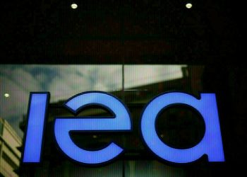 World oil demand, US supply to grow more slowly on tariff tensions, IEA says