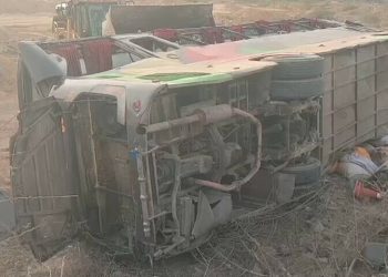 3 dead, 8 injured as bus overturns in Karachi’s Gulshan-i-Hadeed