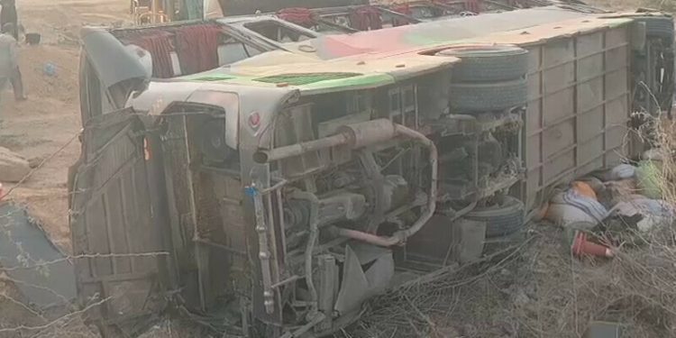 3 dead, 8 injured as bus overturns in Karachi’s Gulshan-i-Hadeed